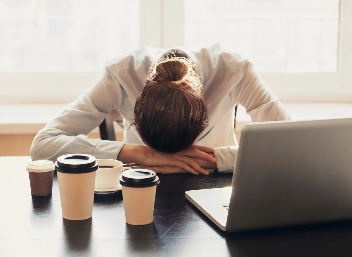Ngủ kém → mệt mỏi → uống nhiều cà phê
